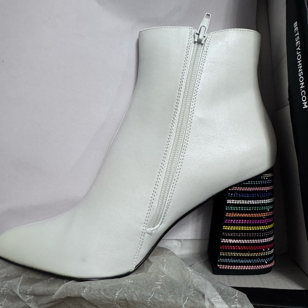 NWT Betsy Johnson Kassie White Boots